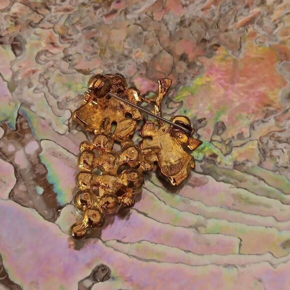 Bundle of Vintage Joan Rivers Earrings and Grape Cluster Pin - Picture 3 of 10